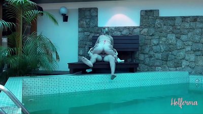 Șeful o invită pe menajeră la piscină, dar nu a putut rezista la o partidă fierbinte